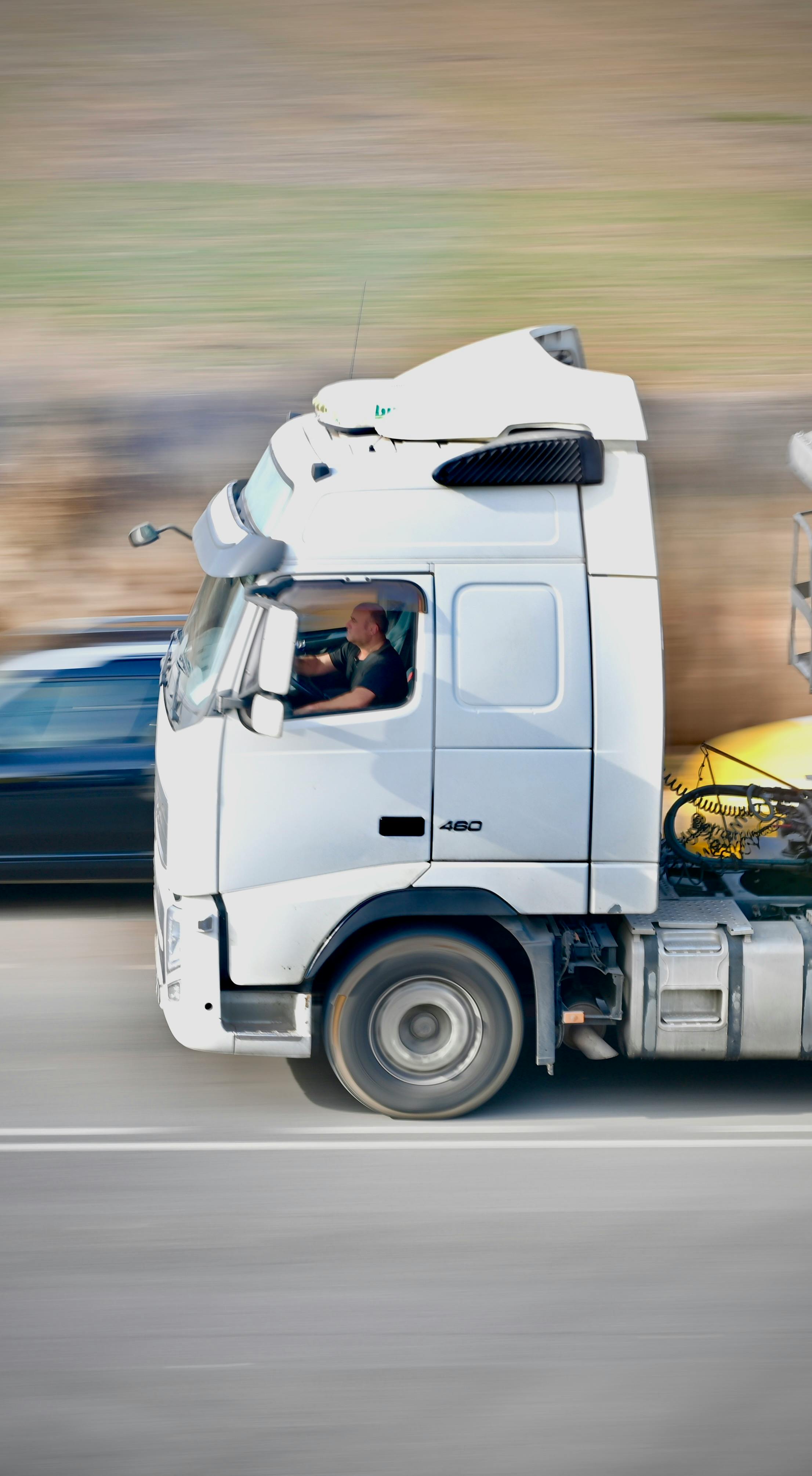 Supply chain coordination with logistics planning